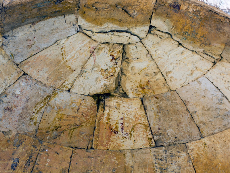 Illustration for article titled Aparece en una antigua iglesia de Israel una representación del rostro de Jesús muy diferente a la que estábamos acostumbrados